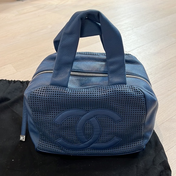 Authentic Chanel blue perforated leather bowling bag. Excellent condition - Picture 2 of 6